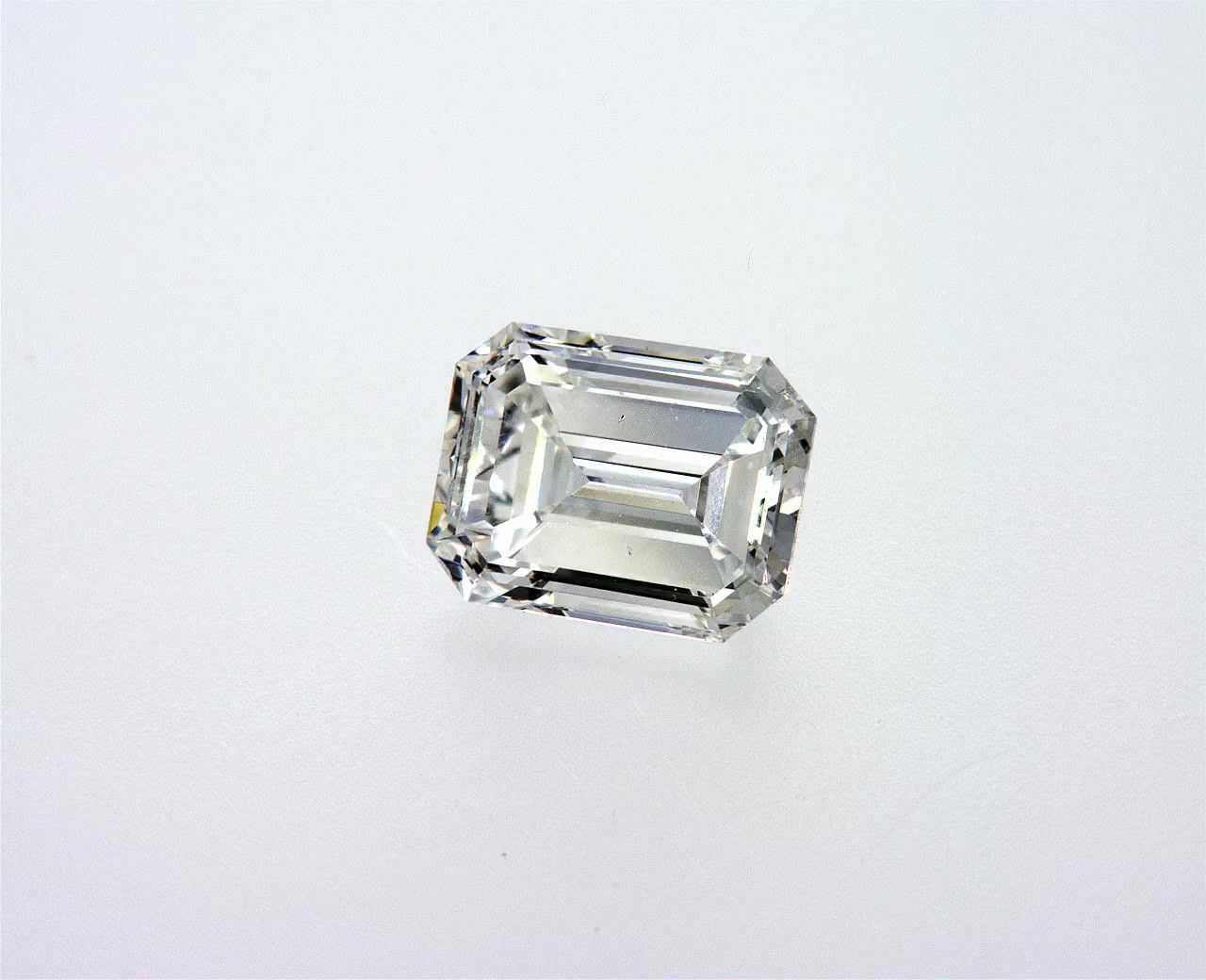 0.70ct Szlif szmaragdowy Cut Loose Diamond