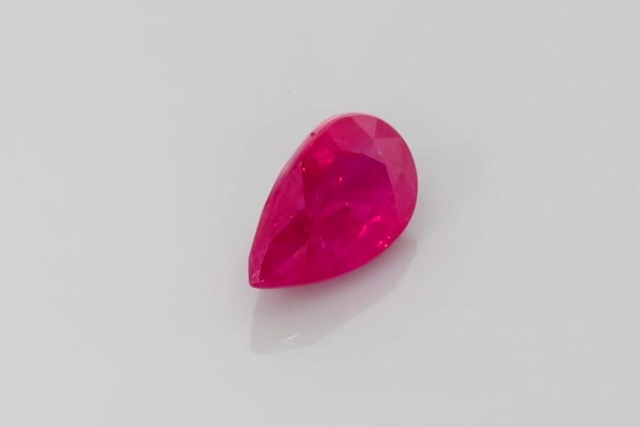 0.86 Karaat Peer Ruby